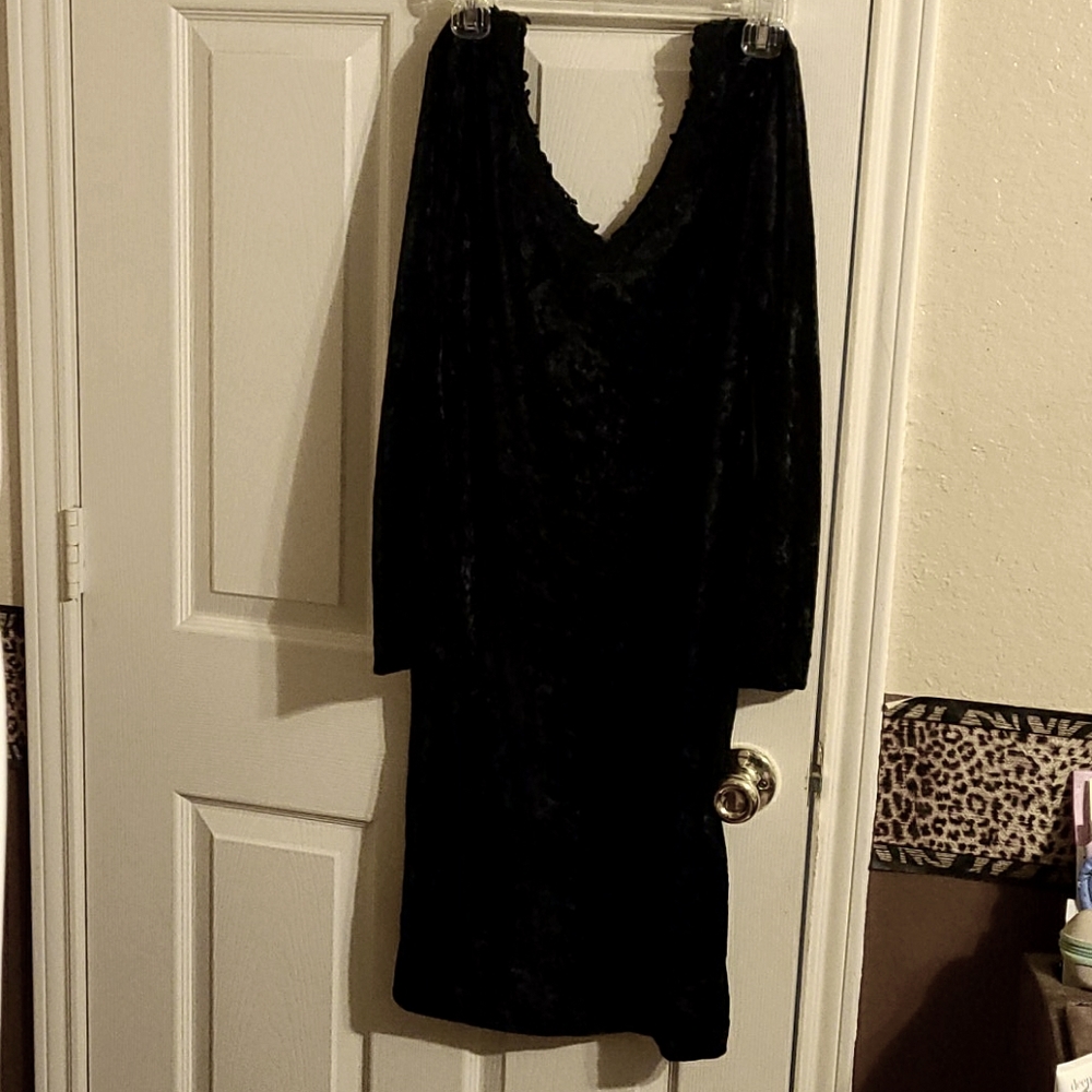 Molly Malloy Petite 10 Black Velvet dress